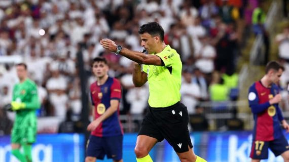 El colegiado Jesús Gil Manzano durante la final de la Supercopa en Yeda entre Real Madrid y Barcelona.