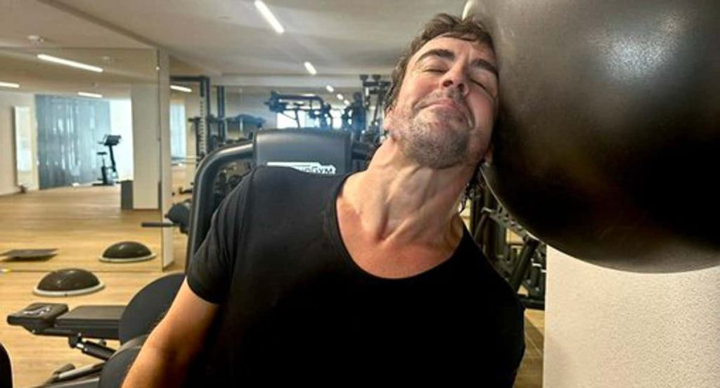 Fernando Alonso muestra su cuello.