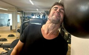 Fernando Alonso muestra su cuello.