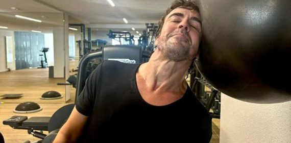 Fernando Alonso muestra su cuello.
