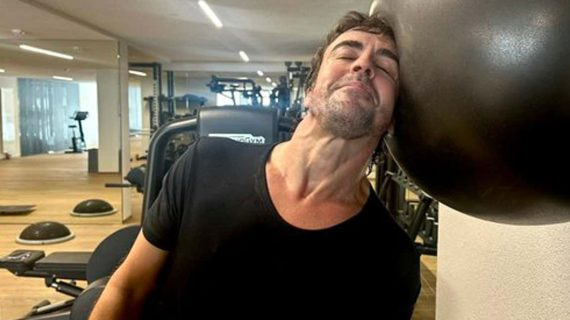 Fernando Alonso muestra su cuello.