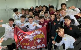 Los jugadores del Isoba celebran un triunfo.