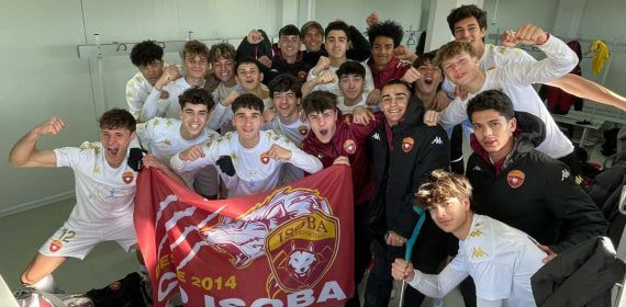 Los jugadores del Isoba celebran un triunfo.