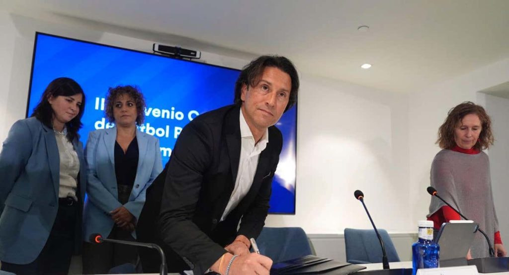 Juan José Martínez, presidente de Futbolistas ON, durante la firma del II Convenio Colectivo de Fútbol Profesional Femenino.