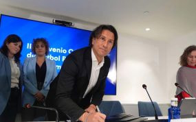 Juan José Martínez, presidente de Futbolistas ON, durante la firma del II Convenio Colectivo de Fútbol Profesional Femenino.
