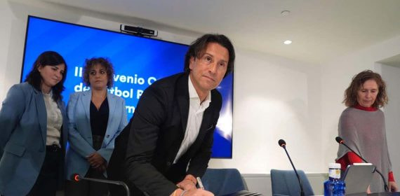Juan José Martínez, presidente de Futbolistas ON, durante la firma del II Convenio Colectivo de Fútbol Profesional Femenino.