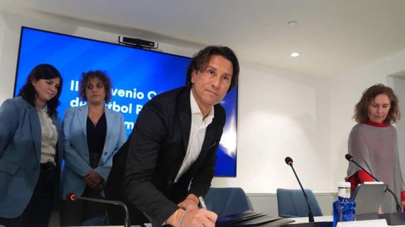 Juan José Martínez, presidente de Futbolistas ON, durante la firma del II Convenio Colectivo de Fútbol Profesional Femenino.