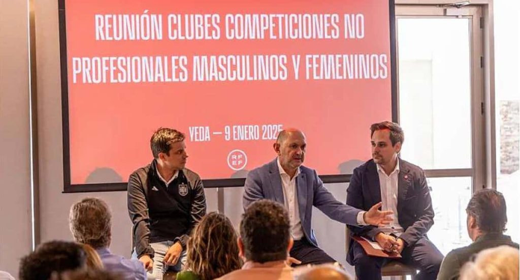 Rafael Louzán durante la reunión con los clubes de competiciones no profesionales celebrada este 9 de enero en Yeda.