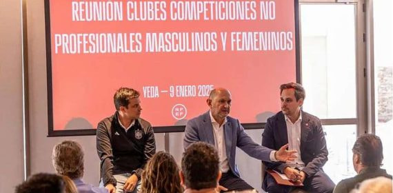 Rafael Louzán durante la reunión con los clubes de competiciones no profesionales celebrada este 9 de enero en Yeda.