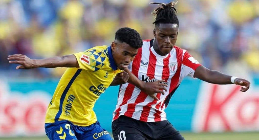 Marvin Park pugna un balón junto a Nico Williams