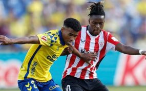 Marvin Park pugna un balón junto a Nico Williams