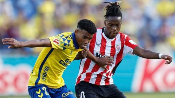 Marvin Park pugna un balón junto a Nico Williams