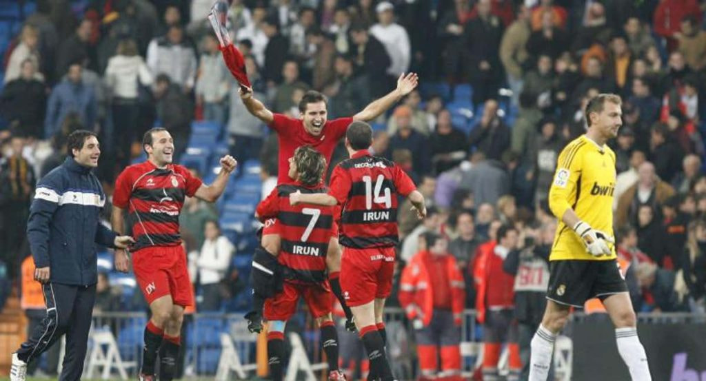 Los jugadores del Real Irún celebran su pase a la siguiente ronda en el Bernabéu.