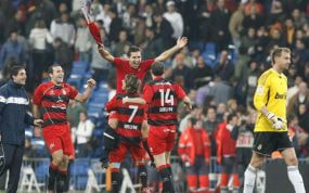 Los jugadores del Real Irún celebran su pase a la siguiente ronda en el Bernabéu.