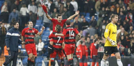 Los jugadores del Real Irún celebran su pase a la siguiente ronda en el Bernabéu.