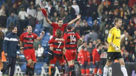 Los jugadores del Real Irún celebran su pase a la siguiente ronda en el Bernabéu.
