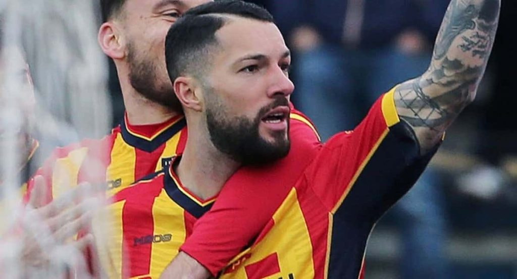 Tete Morente celebra un gol con el Lecce.