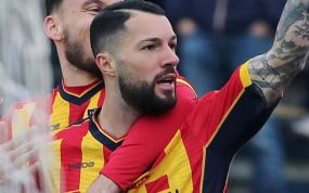 Tete Morente celebra un gol con el Lecce.