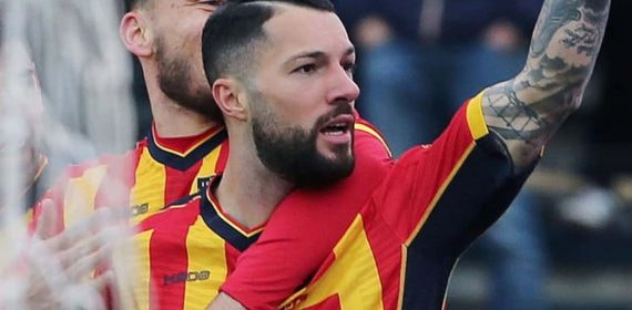 Tete Morente celebra un gol con el Lecce.