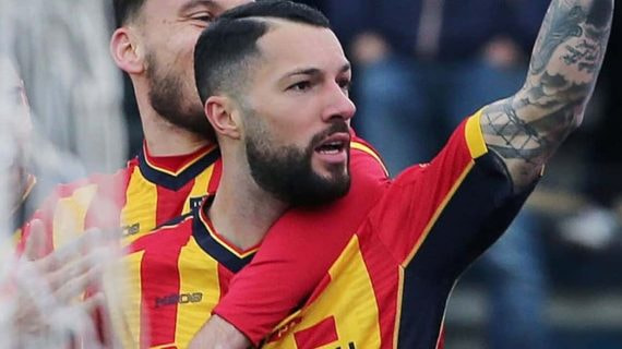 Tete Morente celebra un gol con el Lecce.