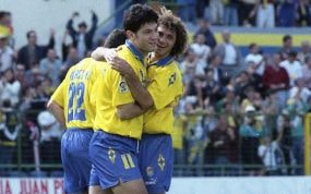 Turu Flores y Walter Pico se abrazan en el Estadio Insular