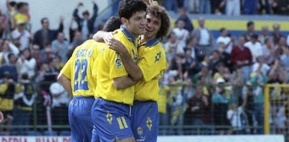 Turu Flores y Walter Pico se abrazan en el Estadio Insular