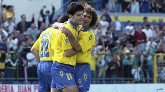 Turu Flores y Walter Pico se abrazan en el Estadio Insular