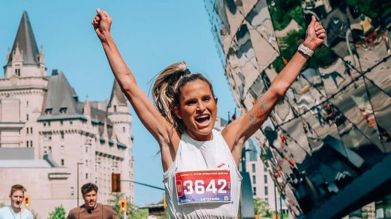 Estefanía Unzu, conocida como Verdeliss, cruza la línea de meta el pasado mes de octubre.