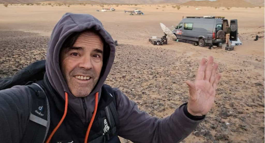Paco Grande, tratando de encontrar cobertura para enviar imágenes a Televisión Española.