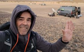 Paco Grande, tratando de encontrar cobertura para enviar imágenes a Televisión Española.