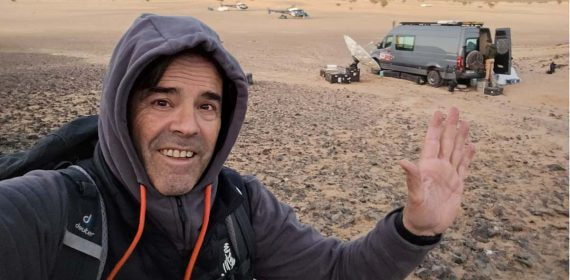 Paco Grande, tratando de encontrar cobertura para enviar imágenes a Televisión Española.