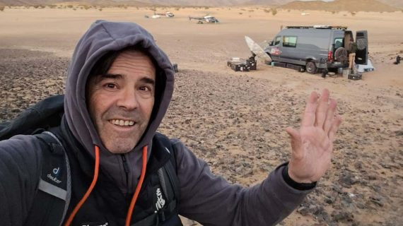 Paco Grande, tratando de encontrar cobertura para enviar imágenes a Televisión Española.