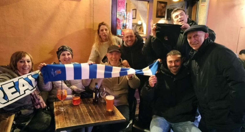 Xabier Almandoz, el primero por la derecha, junto a un grupo de aficionados de la Real en Roma.