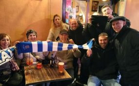 Xabier Almandoz, el primero por la derecha, junto a un grupo de aficionados de la Real en Roma.