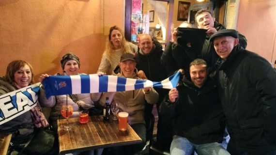 Xabier Almandoz, el primero por la derecha, junto a un grupo de aficionados de la Real en Roma.