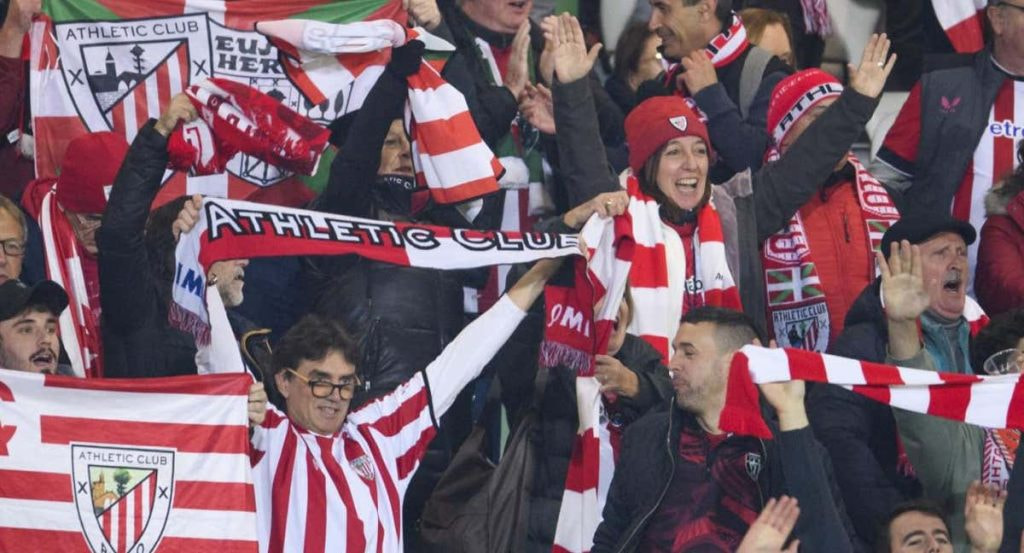 Aficionados rojiblancos animan a su equipo en el duelo ante el Ludogorets.