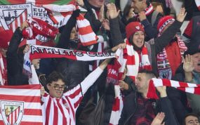 Aficionados rojiblancos animan a su equipo en el duelo ante el Ludogorets.