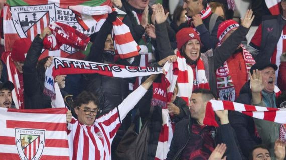 Aficionados rojiblancos animan a su equipo en el duelo ante el Ludogorets.