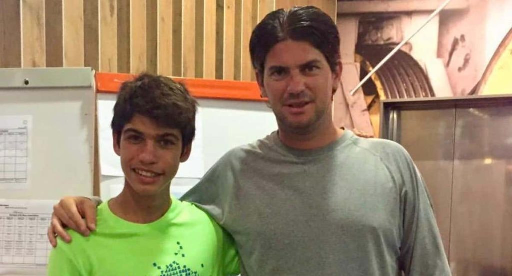 Carlos Alcaraz, junto a Kiko Navarro, su primer entrenador, durante un viaje juntos.