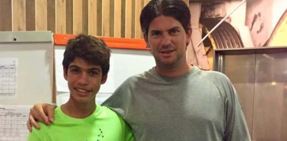 Carlos Alcaraz, junto a Kiko Navarro, su primer entrenador, durante un viaje juntos.