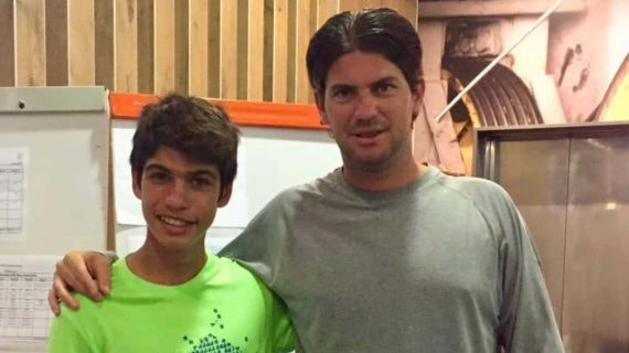 Carlos Alcaraz, junto a Kiko Navarro, su primer entrenador, durante un viaje juntos.