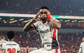 Alerrandro celebra un gol con el Vitória.
