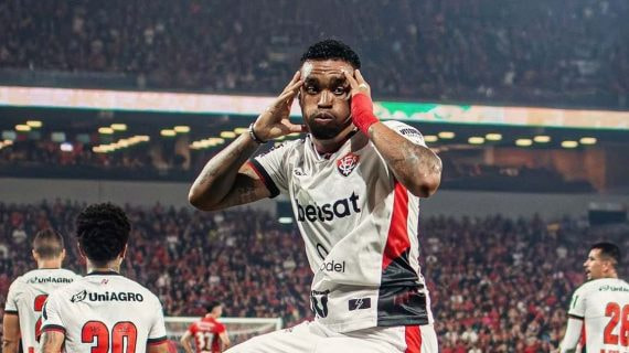Alerrandro celebra un gol con el Vitória.