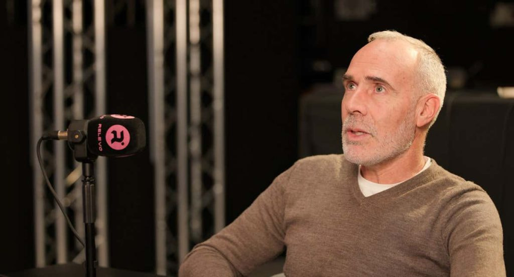 Álex Corretja, durante la tertulia de Relevo junto a Fernando Ruiz en el plató de Eurosport.