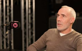 Álex Corretja, durante la tertulia de Relevo junto a Fernando Ruiz en el plató de Eurosport.