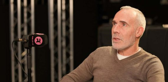 Álex Corretja, durante la tertulia de Relevo junto a Fernando Ruiz en el plató de Eurosport.