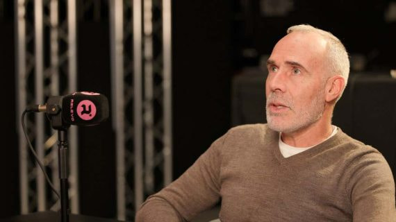 Álex Corretja, durante la tertulia de Relevo junto a Fernando Ruiz en el plató de Eurosport.