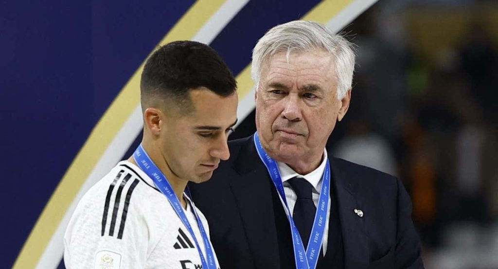 Ancelotti mira fijamente a Lucas Vázquez después de ganar la Intercontinental en Doha.