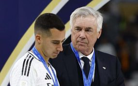 Ancelotti mira fijamente a Lucas Vázquez después de ganar la Intercontinental en Doha.