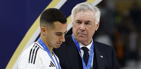 Ancelotti mira fijamente a Lucas Vázquez después de ganar la Intercontinental en Doha.